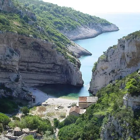 Poje Daire Vis
